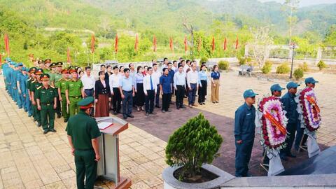Dâng hương tưởng niệm các anh hùng liệt sĩ nhân kỷ niệm 51 năm Ngày Giải phóng miền Nam, thống nhất đất nước (30/4/1975 - 30/4/2026)